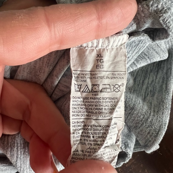Old Navy Active Breath On Long Sleeve Gray Work Out Top - Picture 7 of 8